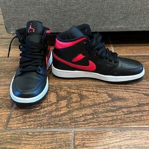 Nike Air Jordan 1, authentic. Worn twice. Crease guards included